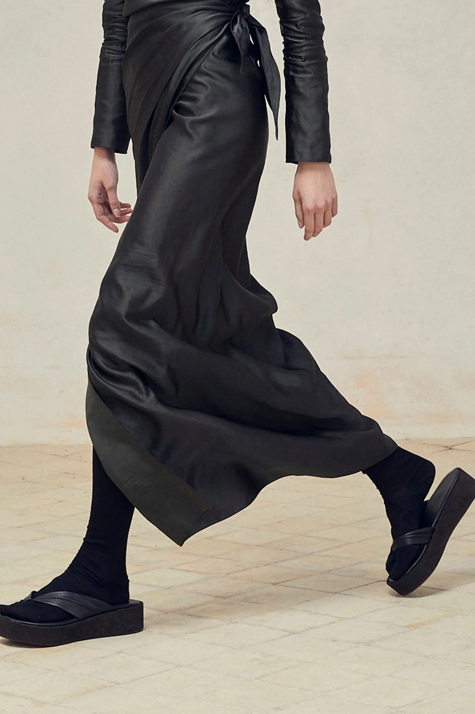 Ada, black leather flip-flops
