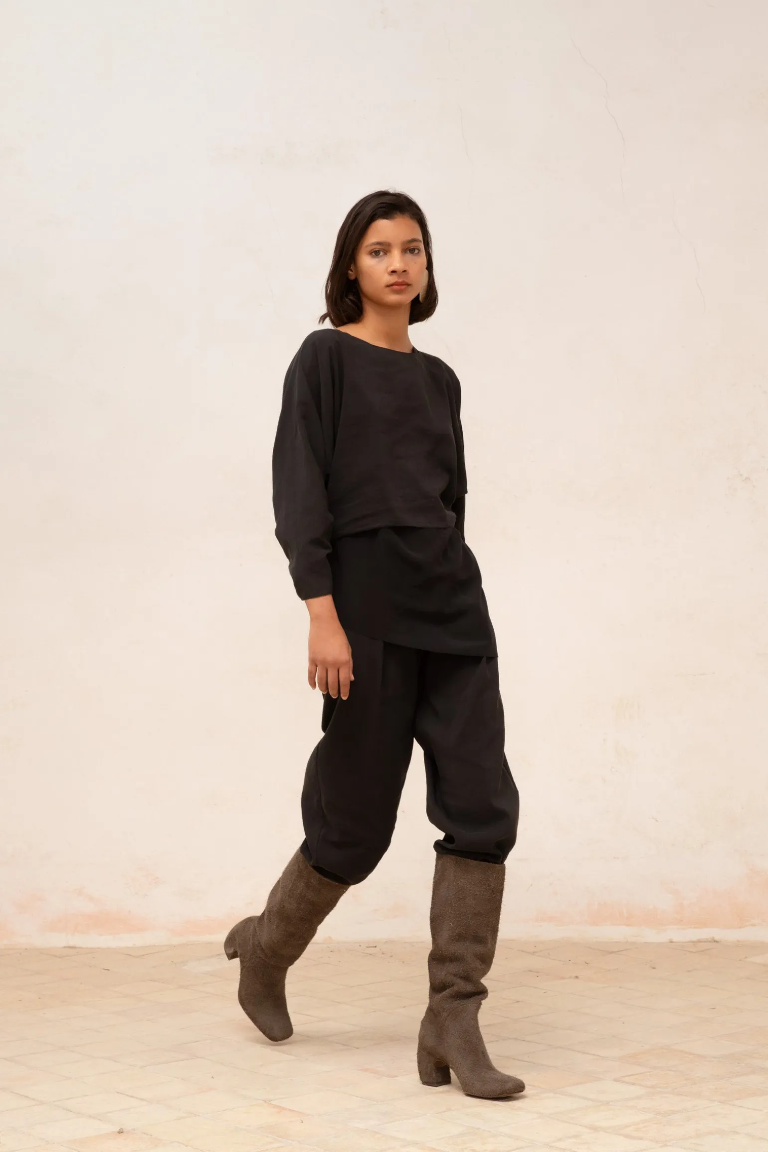 Amelia, loose top in black linen and silk