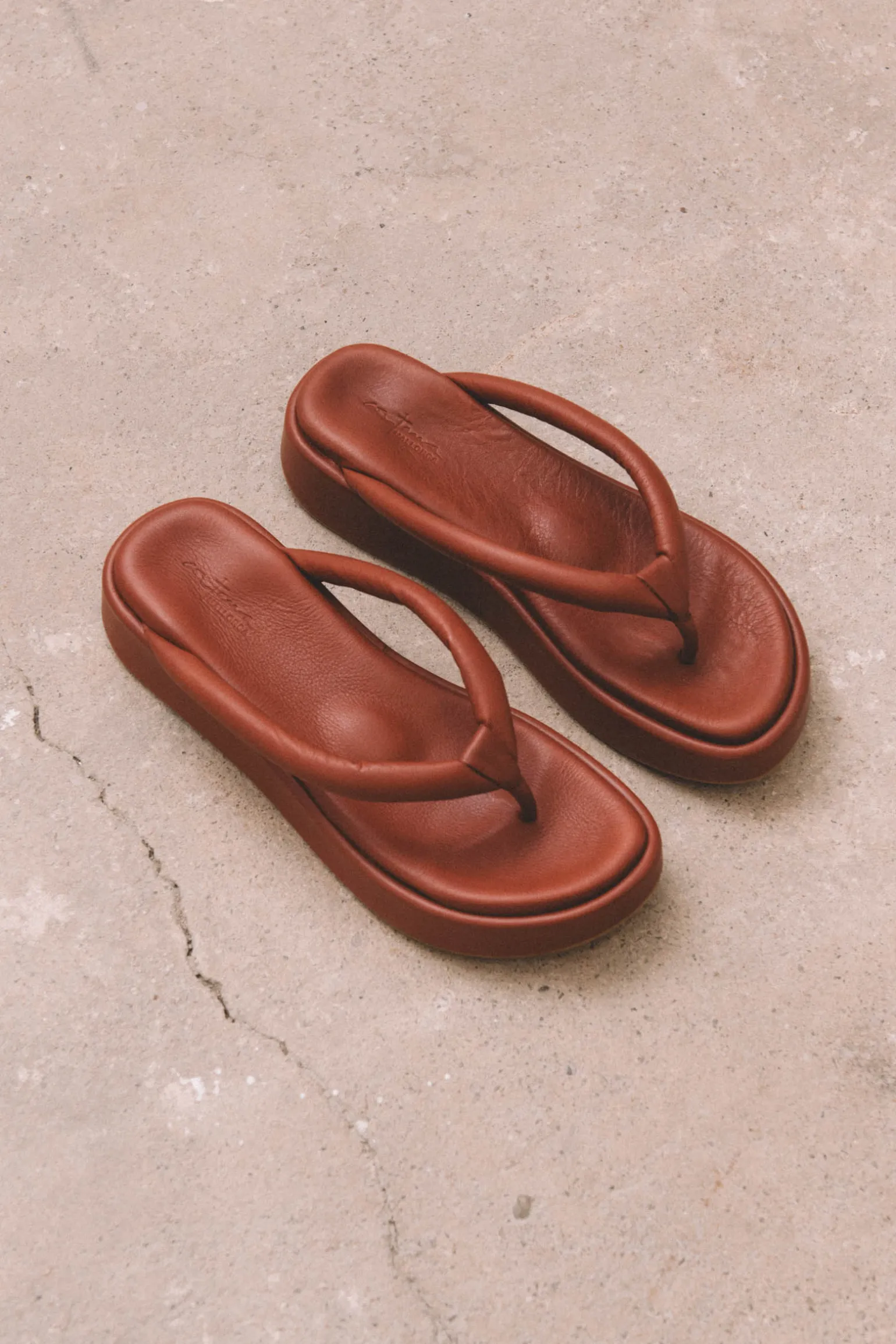 Geisha, clay leather platform flip flops