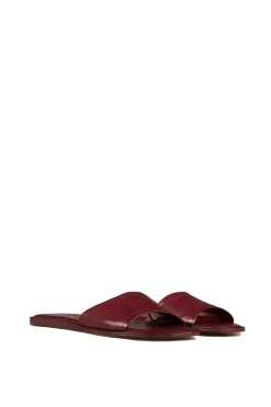 Heidi, flip flops in dark red