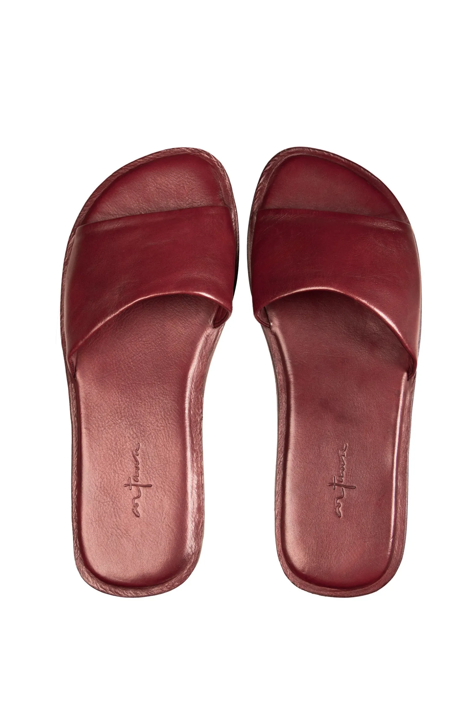 Heidi, flip flops in dark red
