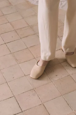 Jackie, beige leather mule