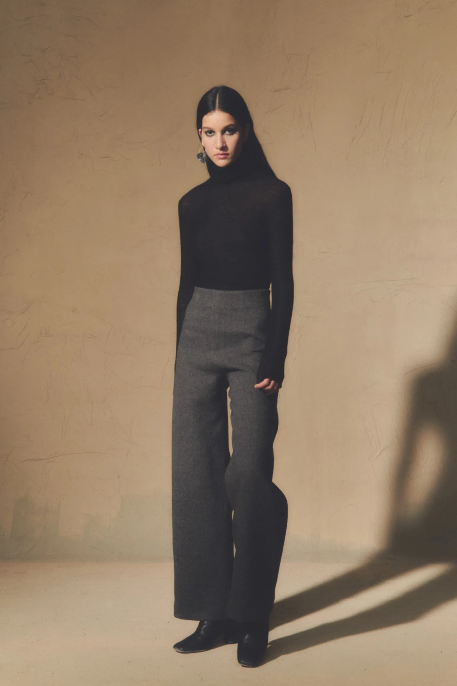 Jo, gray pants