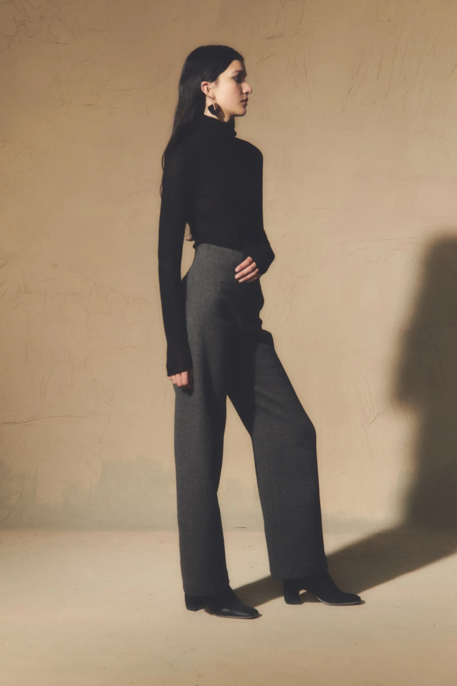 Jo, gray pants