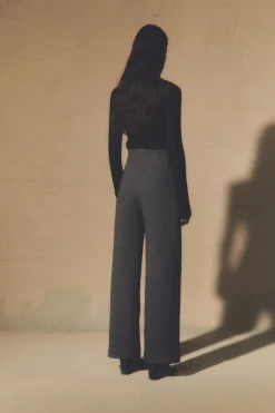 Jo, gray pants