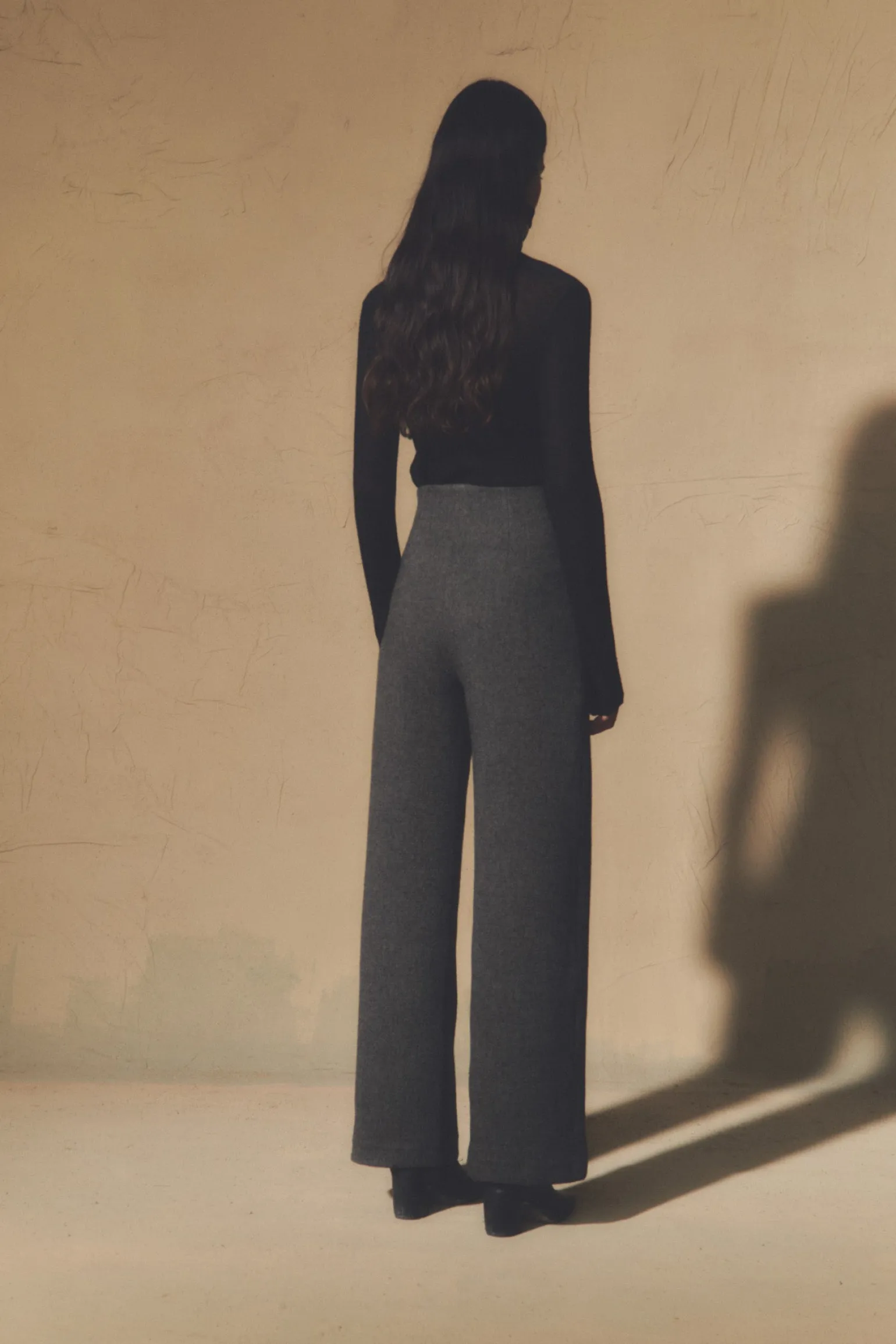 Jo, gray pants