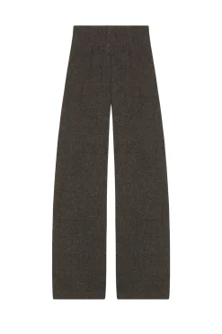 Jo, gray pants