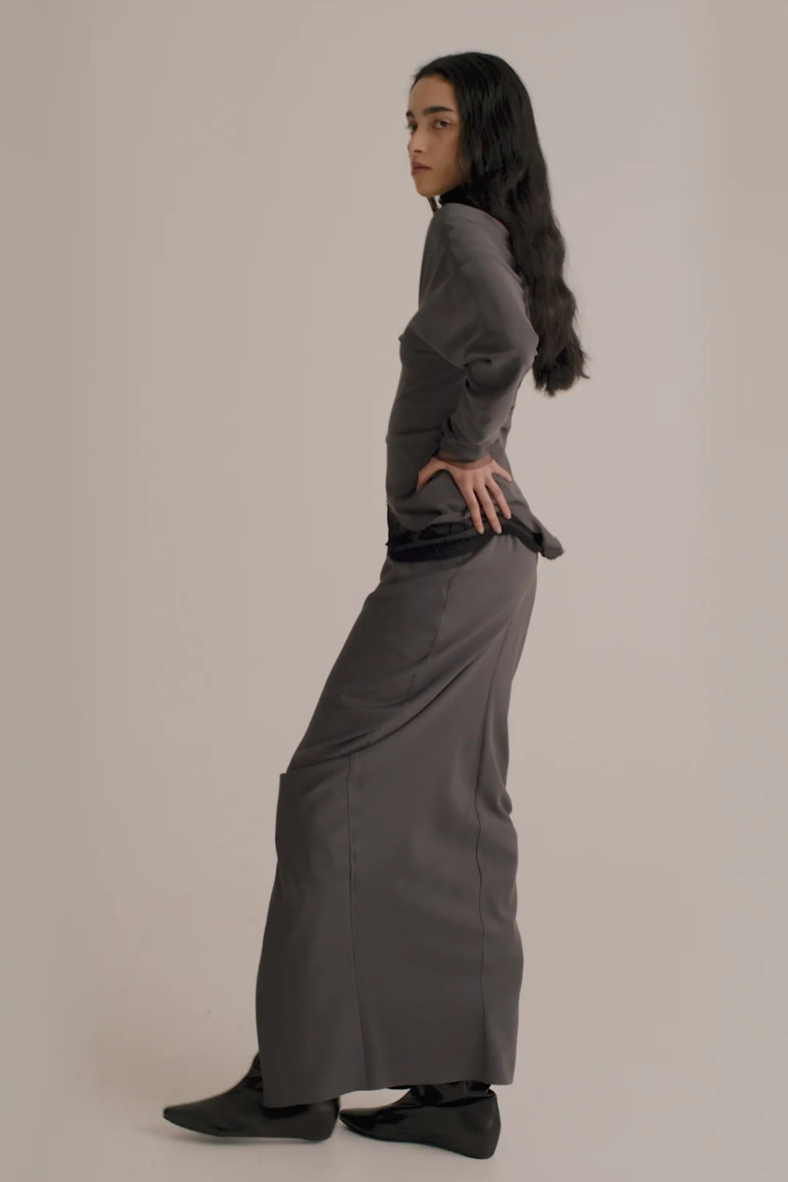 Kaz, long gray silk skirt