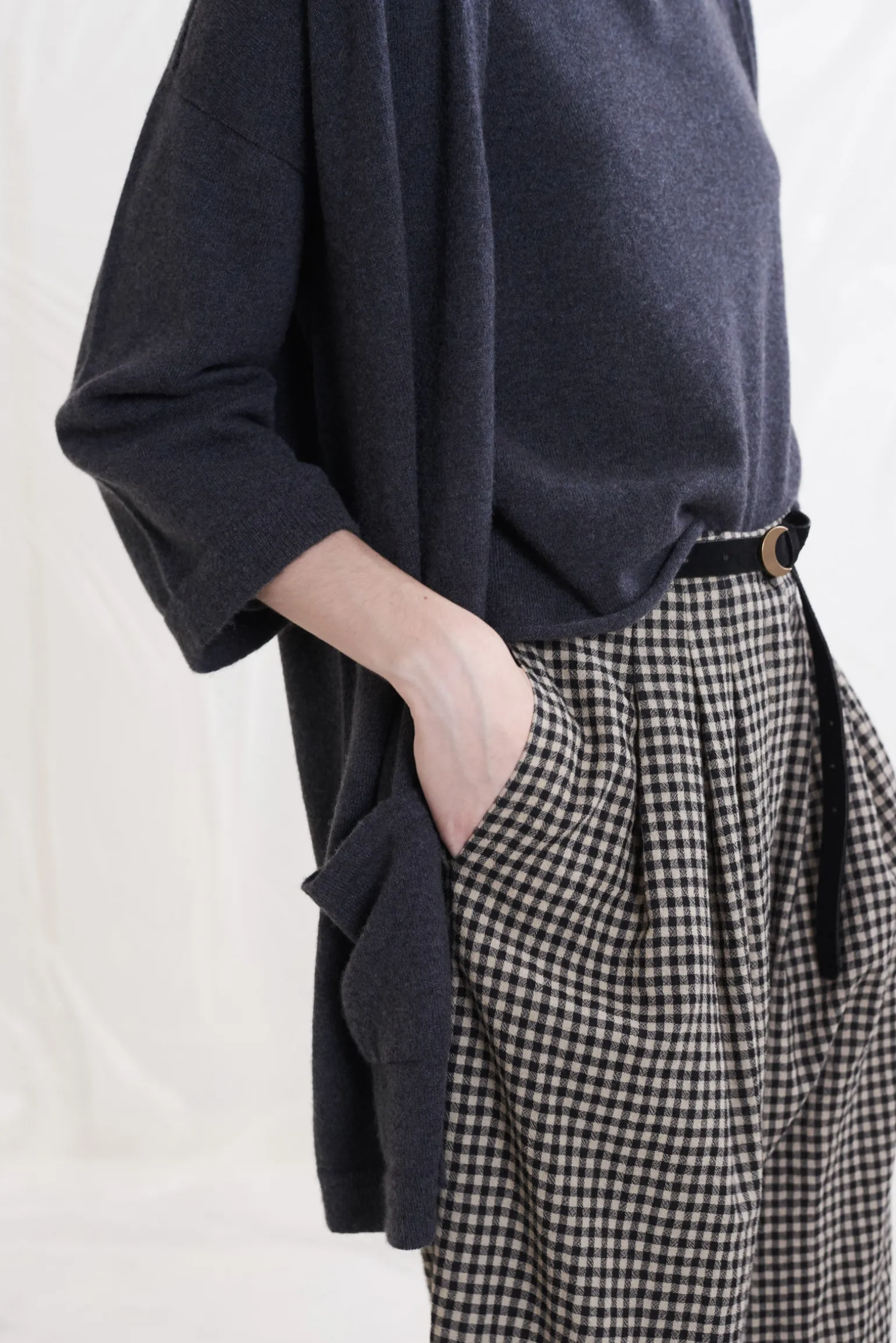 Luna, black suede belt