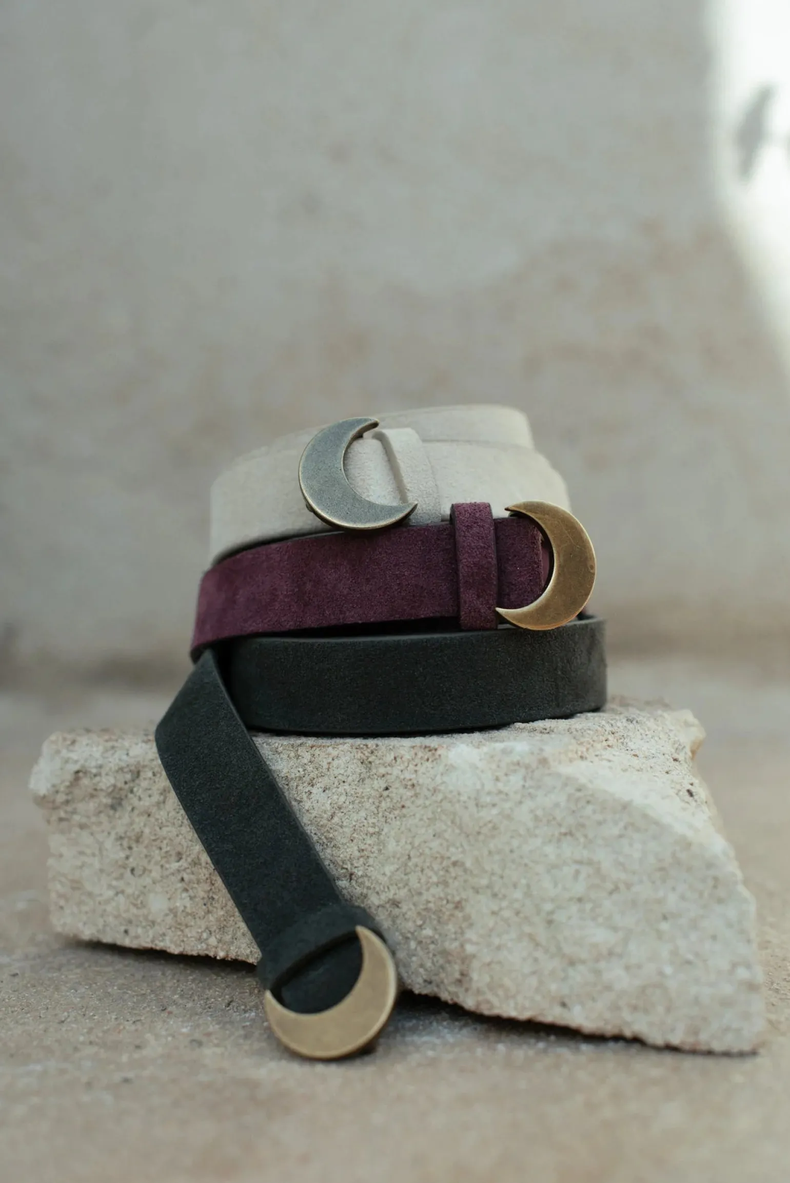 Luna, navy suede belt