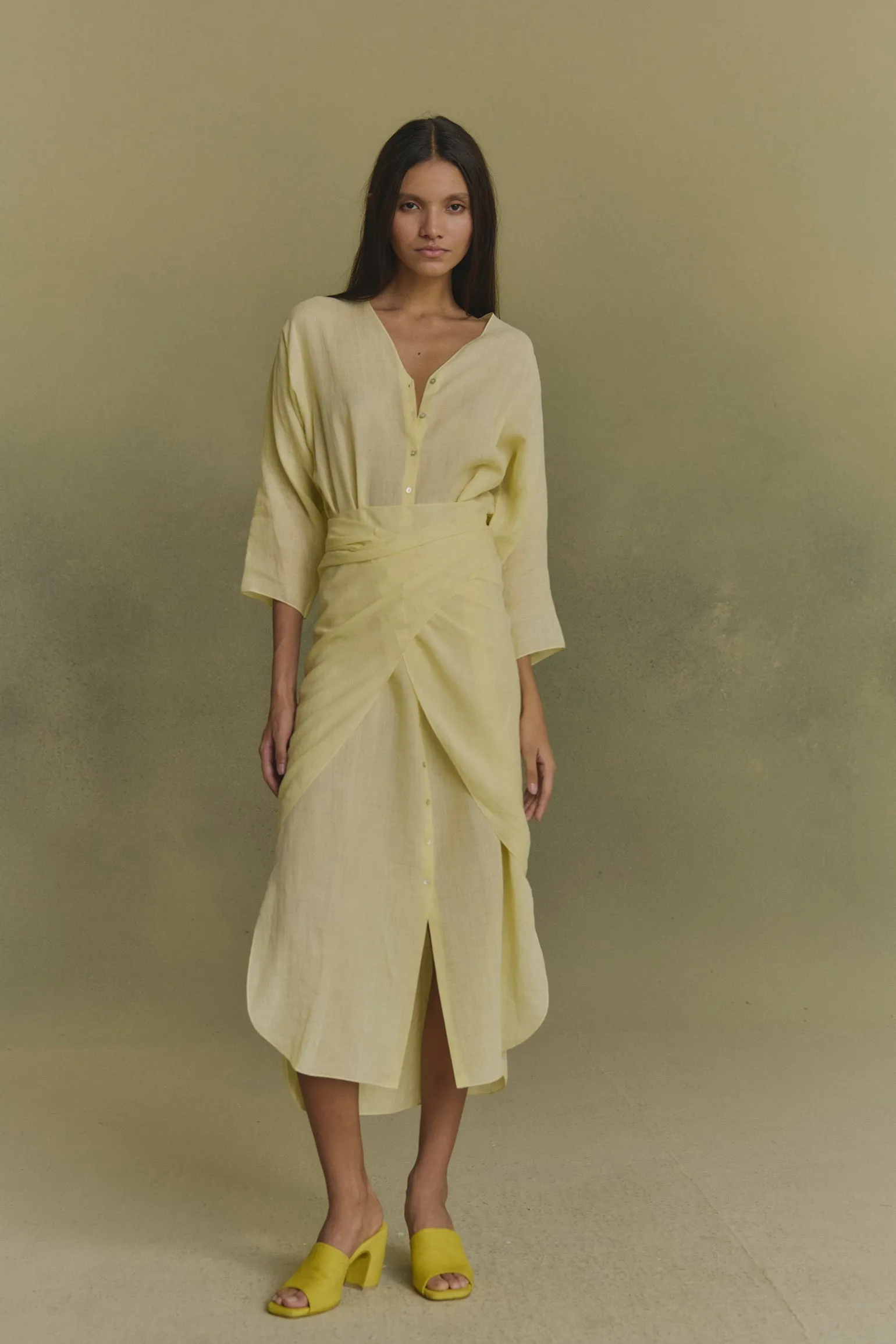 Tramonto, vestido midi de ramio amarillo claro