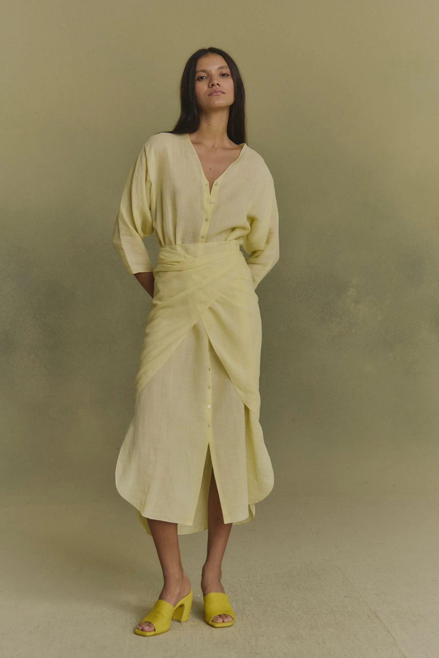 Tramonto, vestido midi de ramio amarillo claro