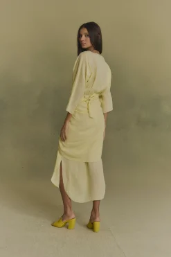 Tramonto, vestido midi de ramio amarillo claro