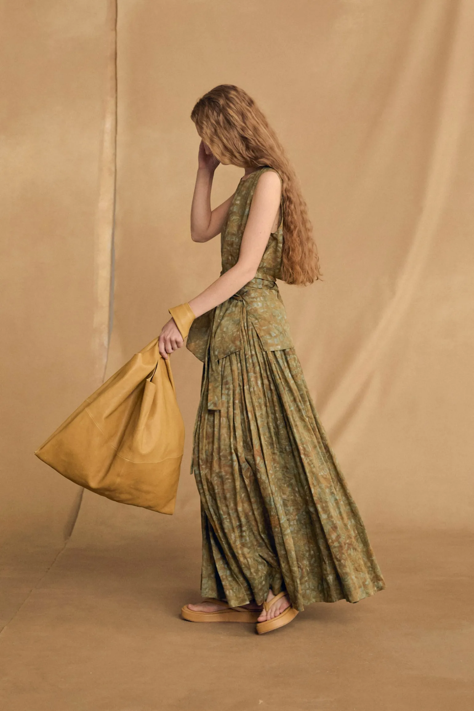 U XL, mustard leather bag
